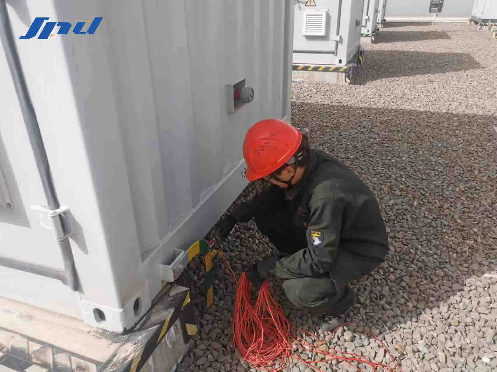 Jinli technicians are doing the lightning protection detection