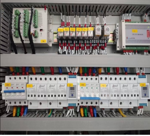 Lightning protection solution for railway FTU