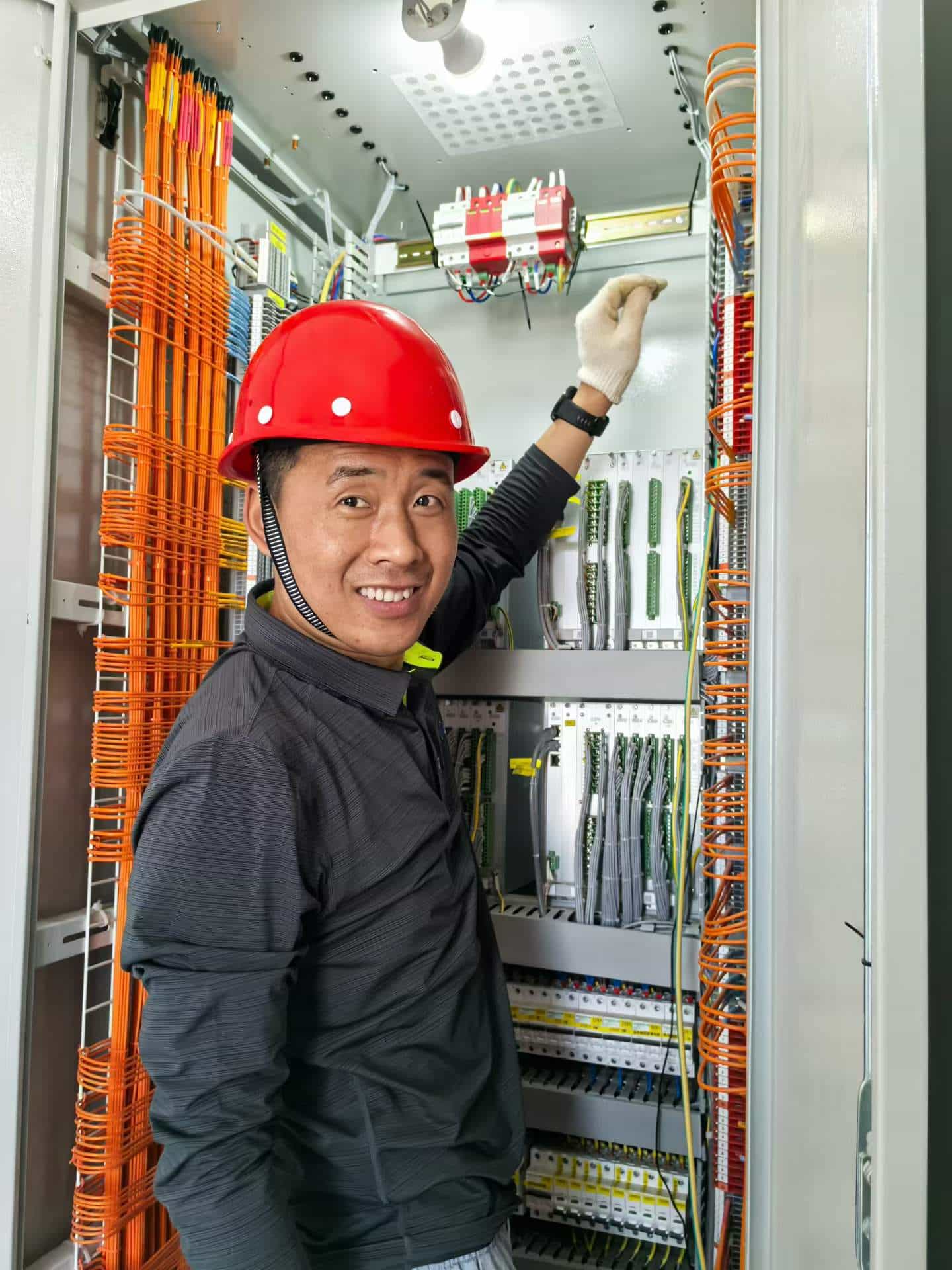 Technical personnel from Jinli Electric are working on the front lines of the Chongqing-Kunming High-Speed Railway