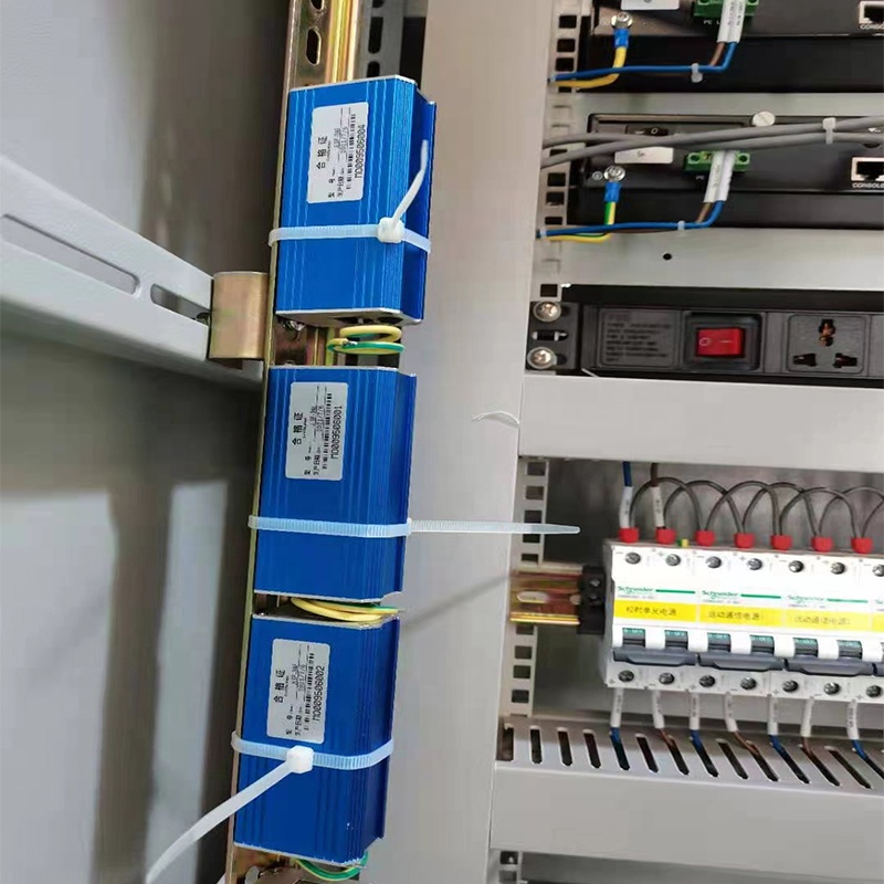 Why do signal SPDs commonly use gas discharge tubes instead of varistors as the core primary energy dissipation element?